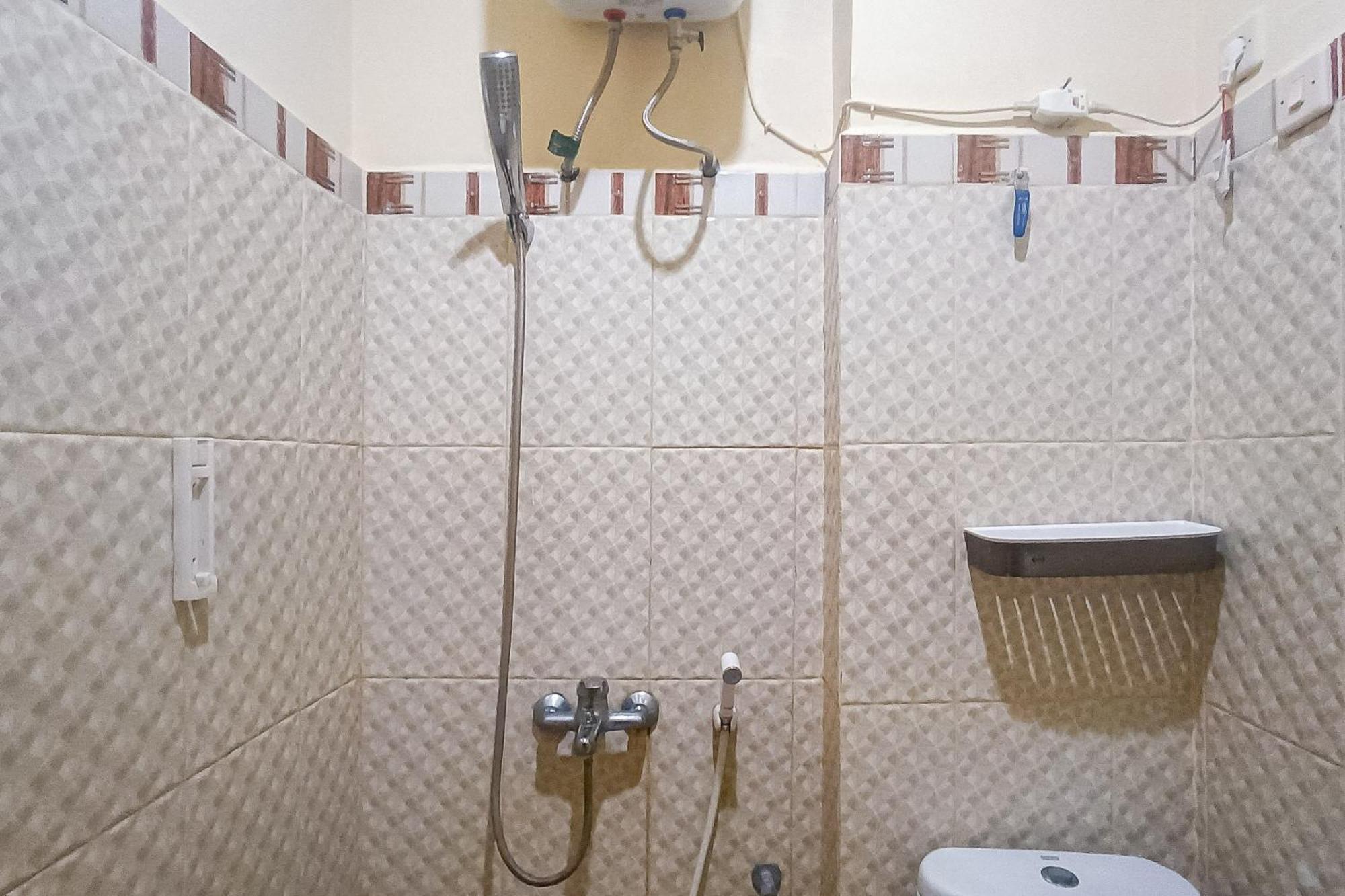 Reddoorz At Senaz Guesthouse Матарам Екстериор снимка