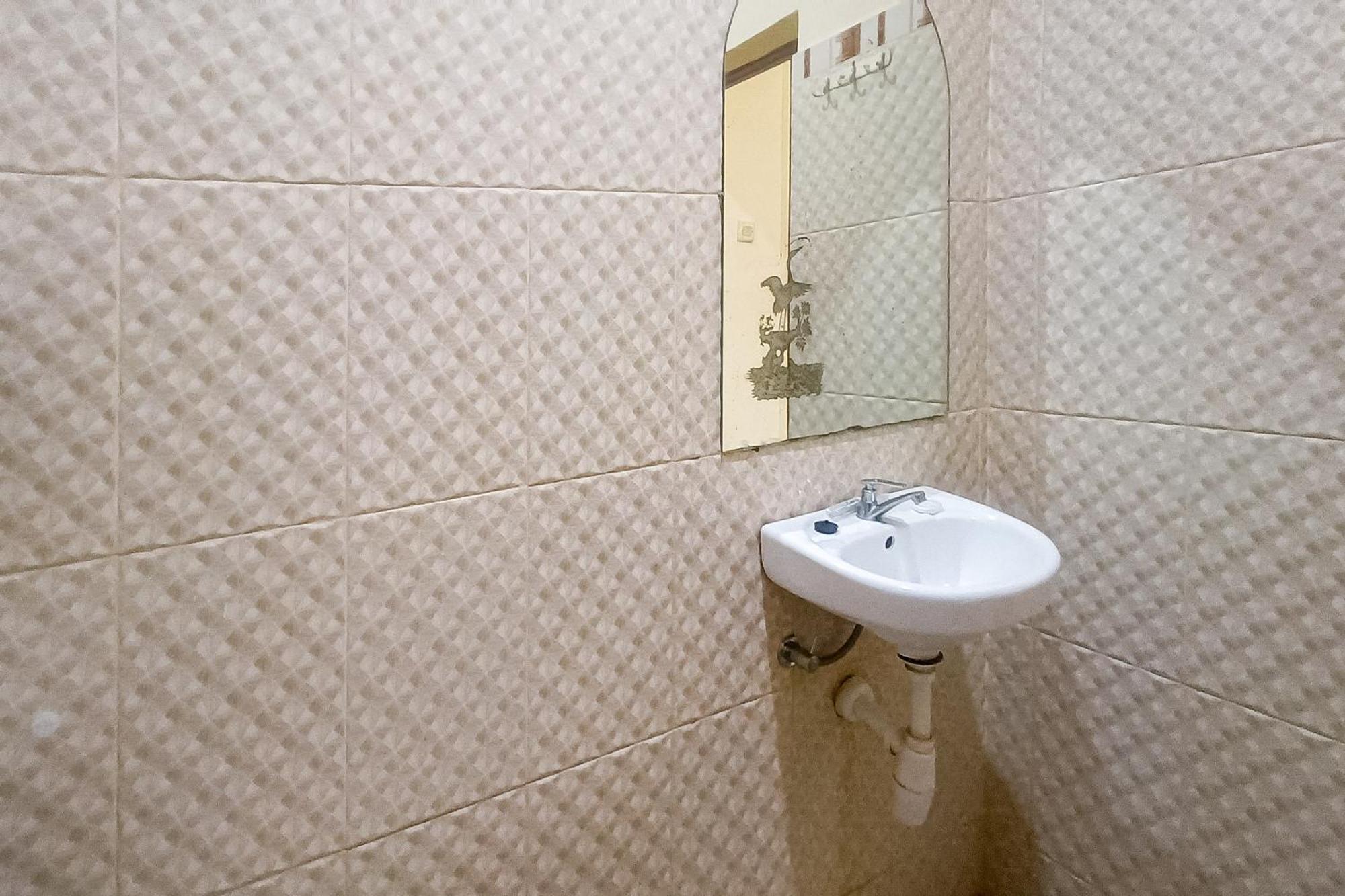 Reddoorz At Senaz Guesthouse Матарам Екстериор снимка