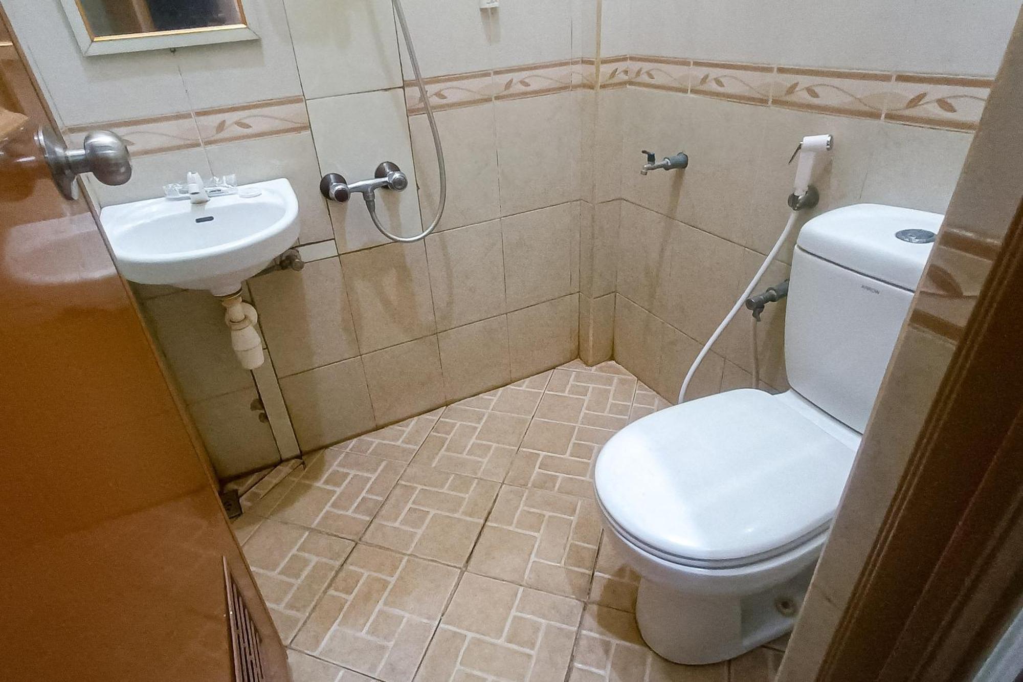 Reddoorz At Senaz Guesthouse Матарам Екстериор снимка